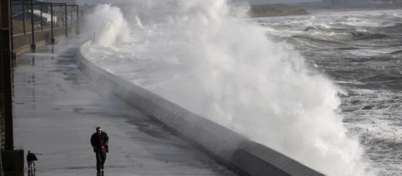 Δείτε την τρομακτική στιγμή που η καταιγίδα «Κιάρα» παρασέρνει παιδί (βίντεο)